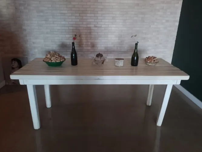 Mesa de madeira maciça.