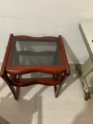 Mesa lateral/de canto de madeira com 2 tampos de vidro