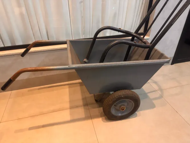 Carrinho de mão para jardim ou obra