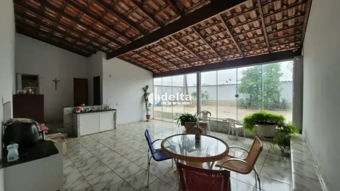 Casa com 2 quartos disponível para venda no bairro Jardim Patrícia em Uberlândia-MG