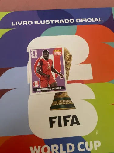 Figurinha da panimi extra sticker da cor lilás do jogador ALPHONSO DAVIES 