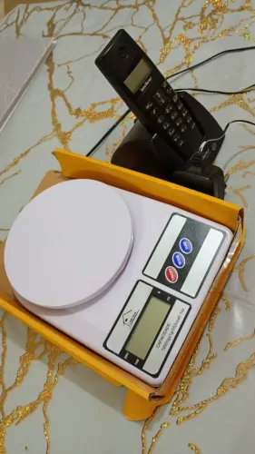 Um telefone e uma balança