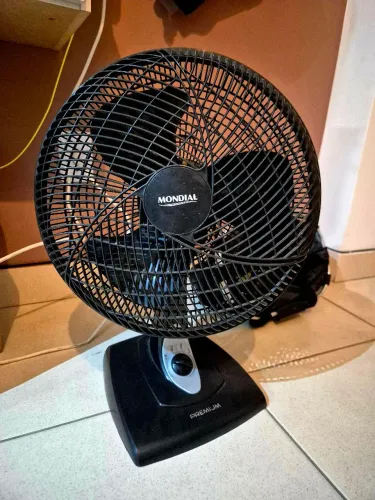 Ventilador de mesa Mondial 30cm