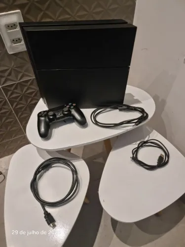 PS4 FAT 500 GB usado em ótimo estado, com controle e cabos inclusos originais + um jogo