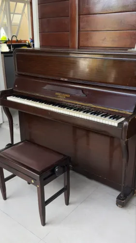 Piano Barratt e Robinson London 