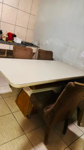 UMA mesa de vidro e DOIS sofás.