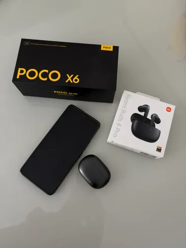 Celular e fone de ouvido Xiaomi