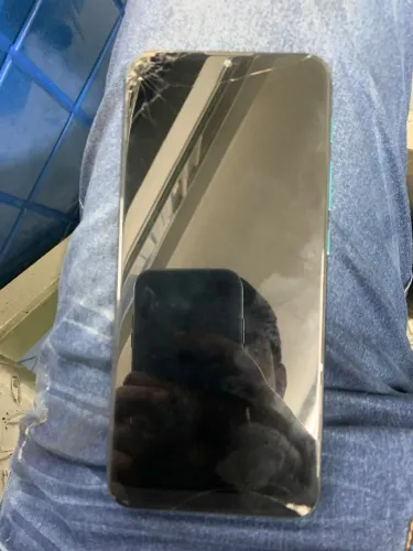 Vendo celular motorola one fusion com duas pequenas trinca mas funciona bem valor R$400