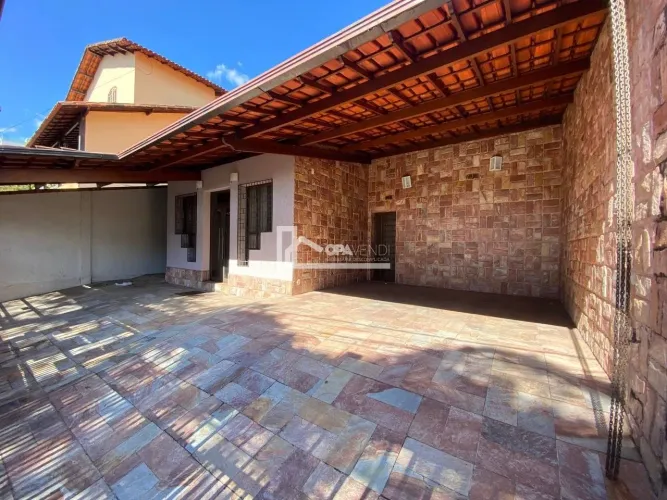 Casa à Venda no bairro Itapoã, 4 Quartos sendo 1 Suíte, Armários, Piscina, Espaço Gourmet