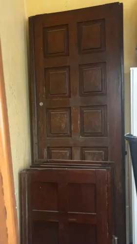 Porta e Janela de madeira maciça