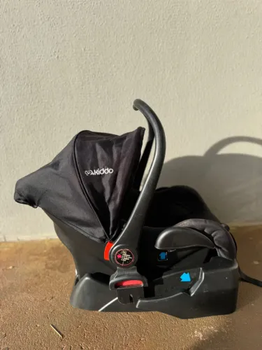 Carrinho de Bebê com bebê conforto e base Kiddo