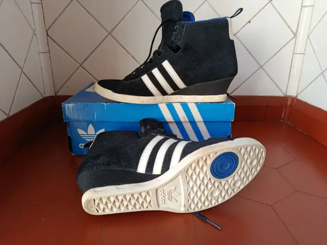 Tênis Adidas retrô