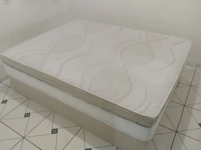 Cama Queen Topázio (Semi nova)