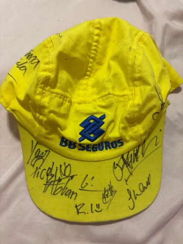 Boné autografado por mais de 10 skatistas mundiais no SLS 2022 FINAL