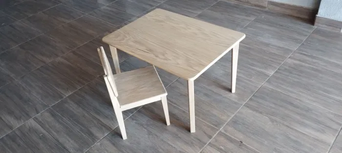 Mesa para crianças com 1 cadeira