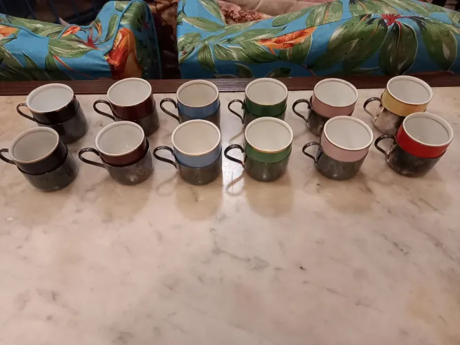 Xícaras de porcelana Mauá com suporte Wolff