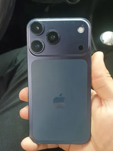iPhone 11 na carcaça do 17 pro Max sem detalhes