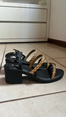 Salto Melissa preto com dourado