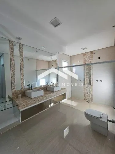 Casa térrea em condomínio fechado com 3 suítes no Gávea Hill .