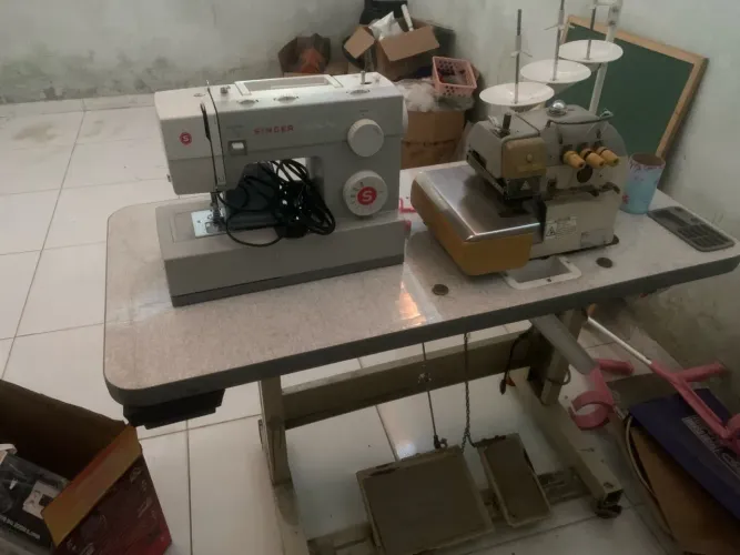 Máquina de costura overloque industrial Singer/Máquina domestica Facilita pro Singer 4411