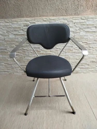 Cadeira de metal estofada 