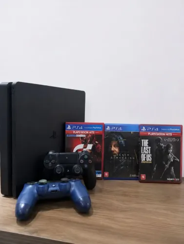 PS4 Slim1T e 2 Controles Usados + 3 jogos (Gran Turismo, The Last Of Us e Death Stranding)