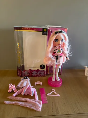 Boneca Rainbow High Bella. Irem de colecionador.
