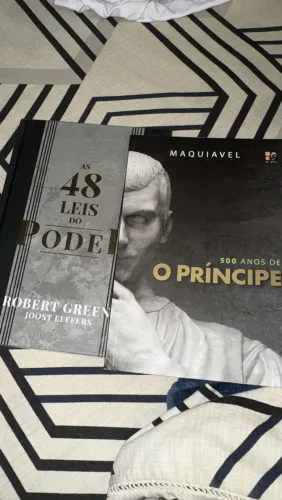Dupla às 48 leis do poder