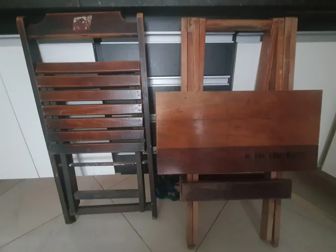 Mesa de bar e duas cadeiras de madeira, super legal