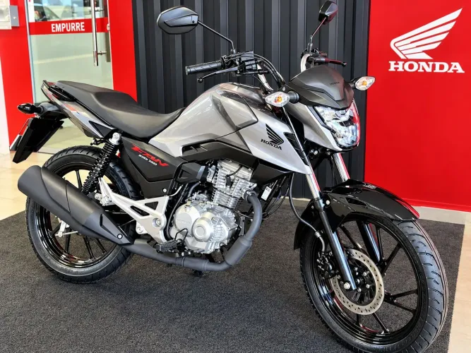 Moto com 3 meses de uso, 27 km.