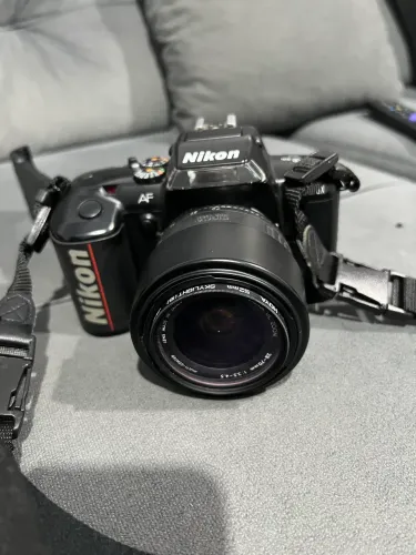 Esta é uma câmera fotográfica analógica Nikon F-401x com lente