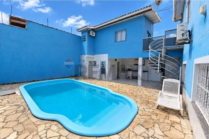 Casa com Piscina e 4 Suítes em Caraguatatuba