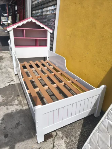 Cama de solteiro princesa branco e rosa 2 meses de uso
