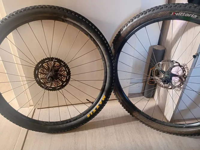 Par de roda synccros 28f ja com pneu e selante