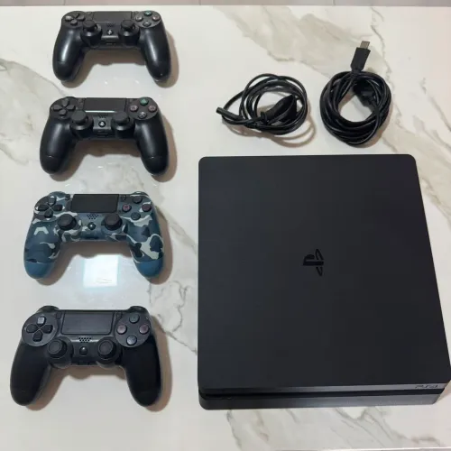 Playstation 4 slim 1 TB + 3 controles + 3 meses de ps plus<br>Arrumar titula
