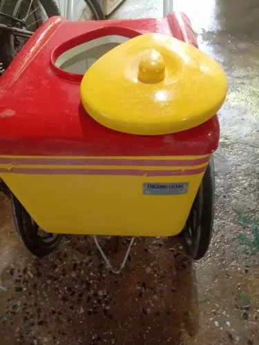 Vende-se carrinho de picolé com todas as placas 