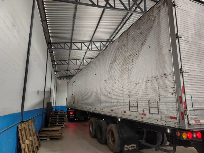 Vende baú 99 duas portas laterais muito nova