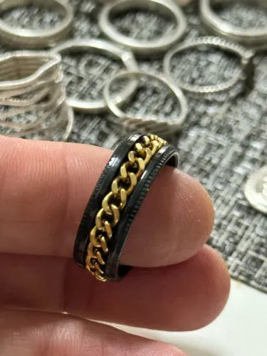 Anel aço preto e dourado de catraca Maravilhoso