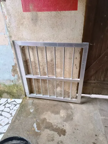 Portão 90 centímetros de largura por 95 de altura