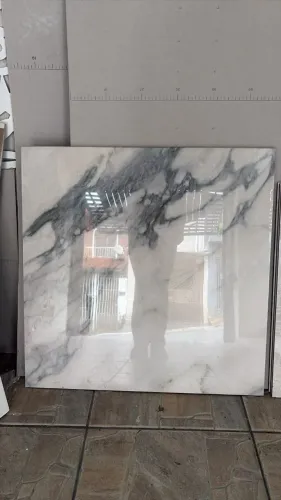 Vendo lote com 2 peças de porcelanato / piso marmorizado 
