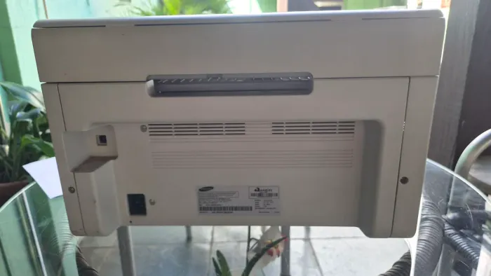 Impressora Samsung multifuncional com Wi-Fi.