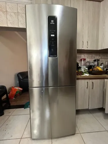 Geladeira Seminova Electrolux Frost Free Inverse 490L