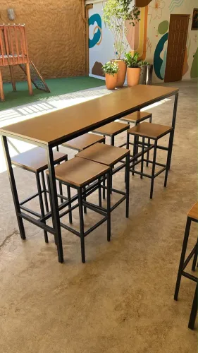 Mesa Bistro 8 banquetas ( 2 un do conjunto)