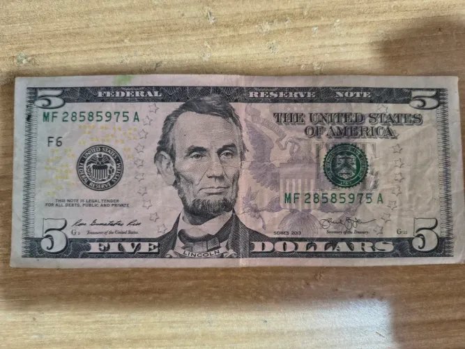 5 dólares americanos