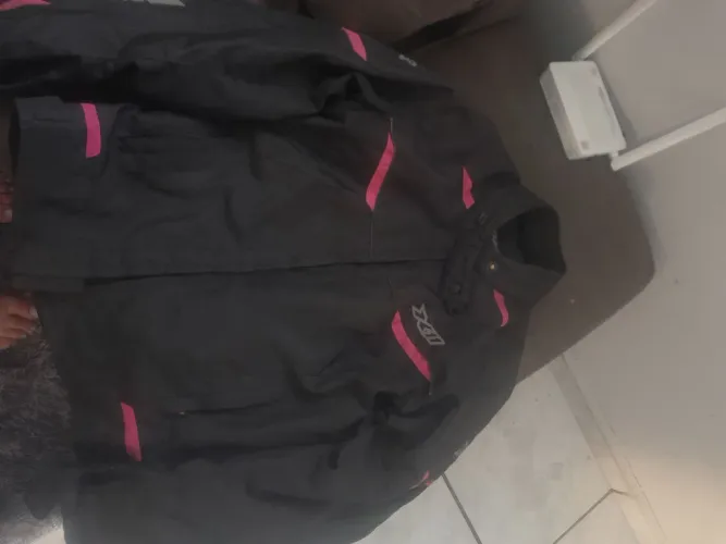 Jaco da X11 PRETO COM DETALHES ROSAS 