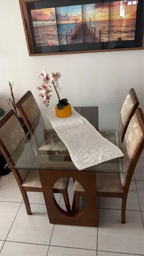 Mesa jantar 4 lugares - madeira maciça - tampo de vidro