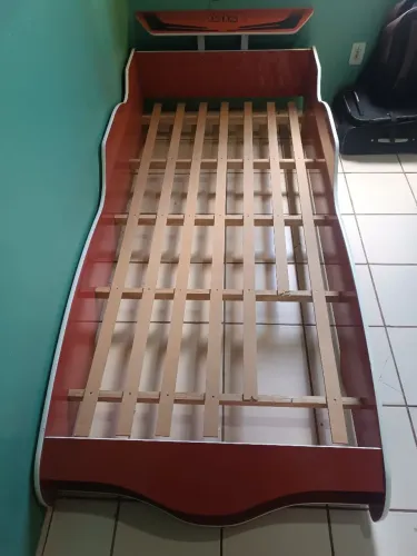 Vendo cama infantil estilo carro de corrida.