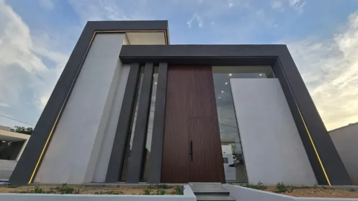 Casa Nova em Condomínio Fechado | 4 Quartos, Piscina Aquecida e Mirante