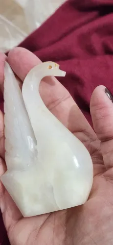 Escultura em cisne esculpida em pedra natural Ágata branca/ alabastro, com veios naturais 