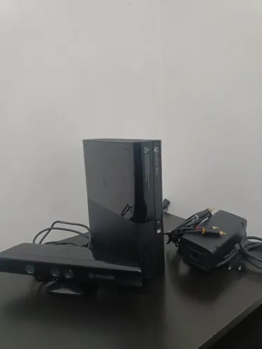 Xbox 360 super slim, 100% original com kinect e 8 jogos originais